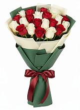 Букет Микс из красных и белых роз в Линда
