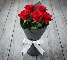 Букет 5 Красных роз Эдлесс Лав в Линда