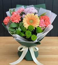 Букет цветов из:  Гвоздики, Розы, Герберы и Хризантемы в Линда