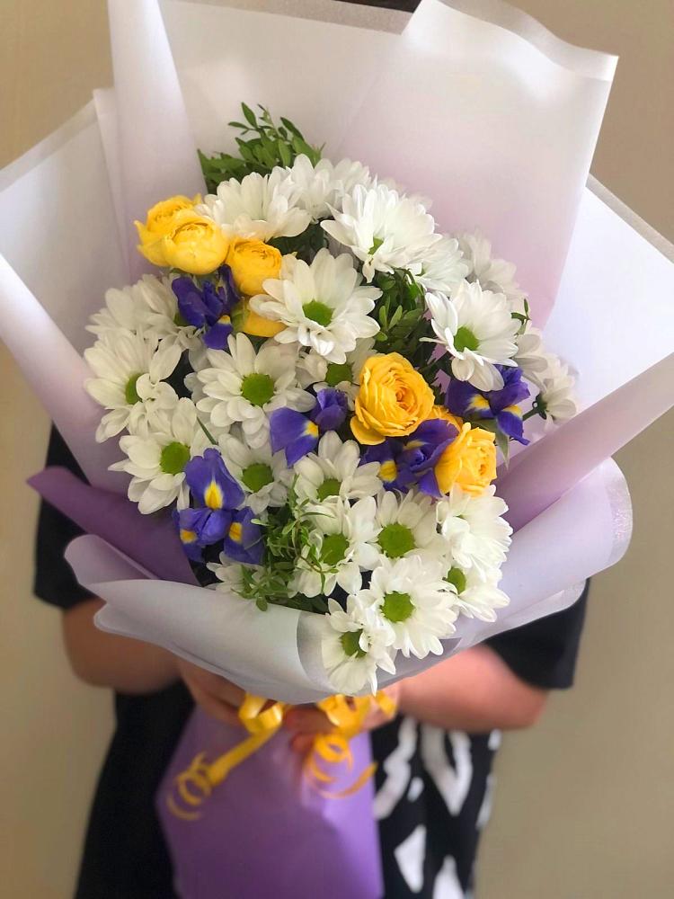 Букет цветов из: Ирисы, Хризантемы и Розы в Линда