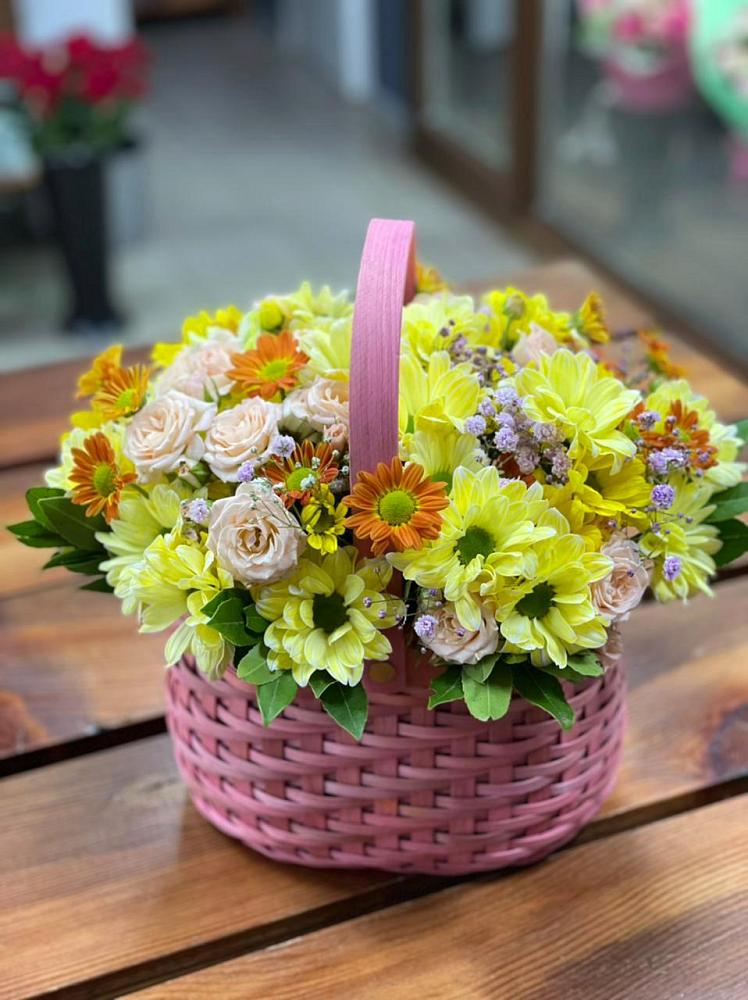 Цветочная композиция из Хризантемы и Розы в корзине в Линда