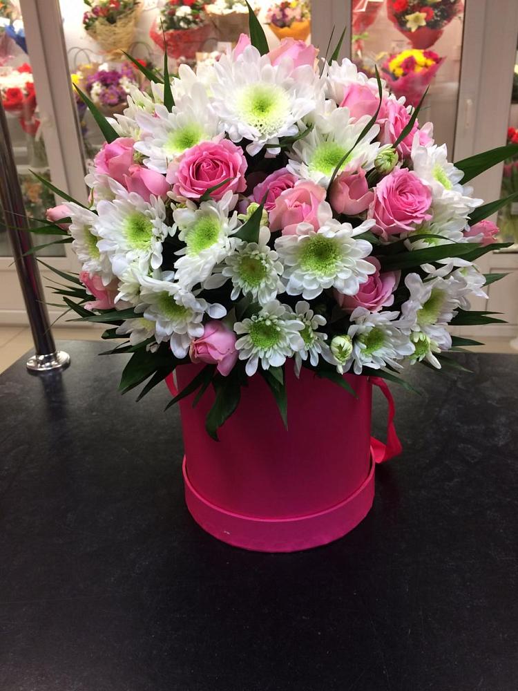 Цветочная композиция из Розы и Хризантемы в шляпной коробке в Линда