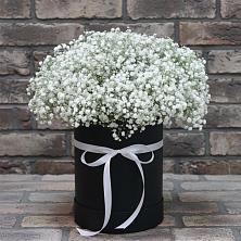 Цветочная композиция из Гипсофила в шляпной коробке в Линда