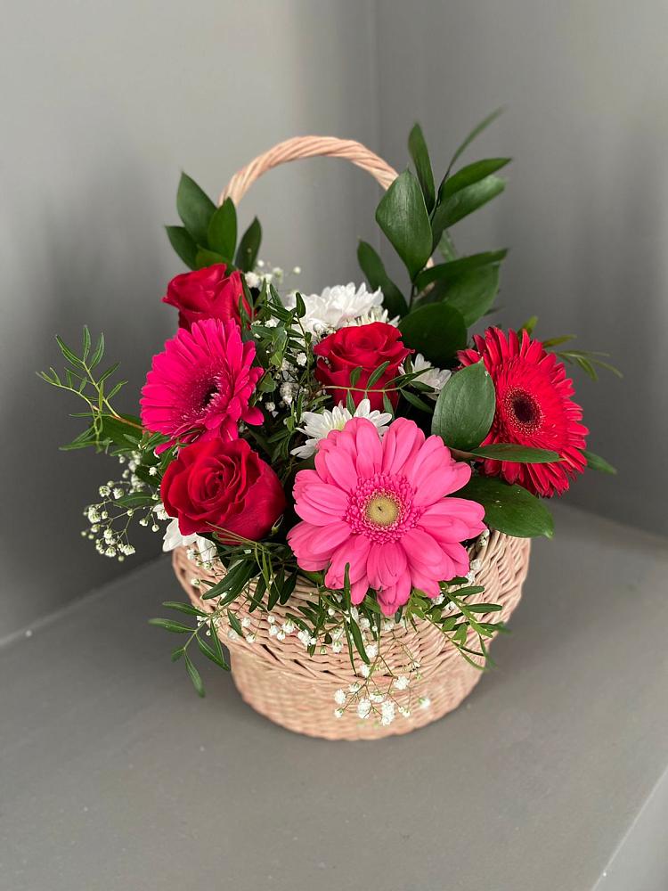 Цветочная композиция из Розы, Хризантемы и Герберы в корзине в Линда